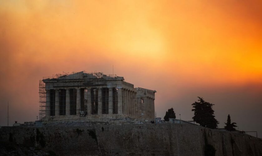 Incendies en Grèce : Les images des flammes qui s’approchent d’Athènes